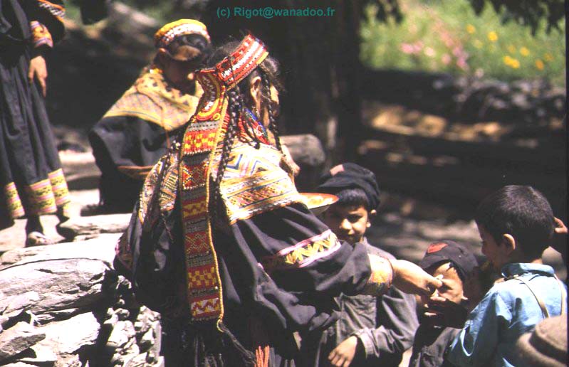femme Kalash en tenue traditionelle