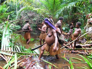 <strong>Lire la suite</strong><br>Voyage en Papouasie (Asmat et Korowai) 2009 Voyage en Papouasie (Asmat et Korowai) 2009