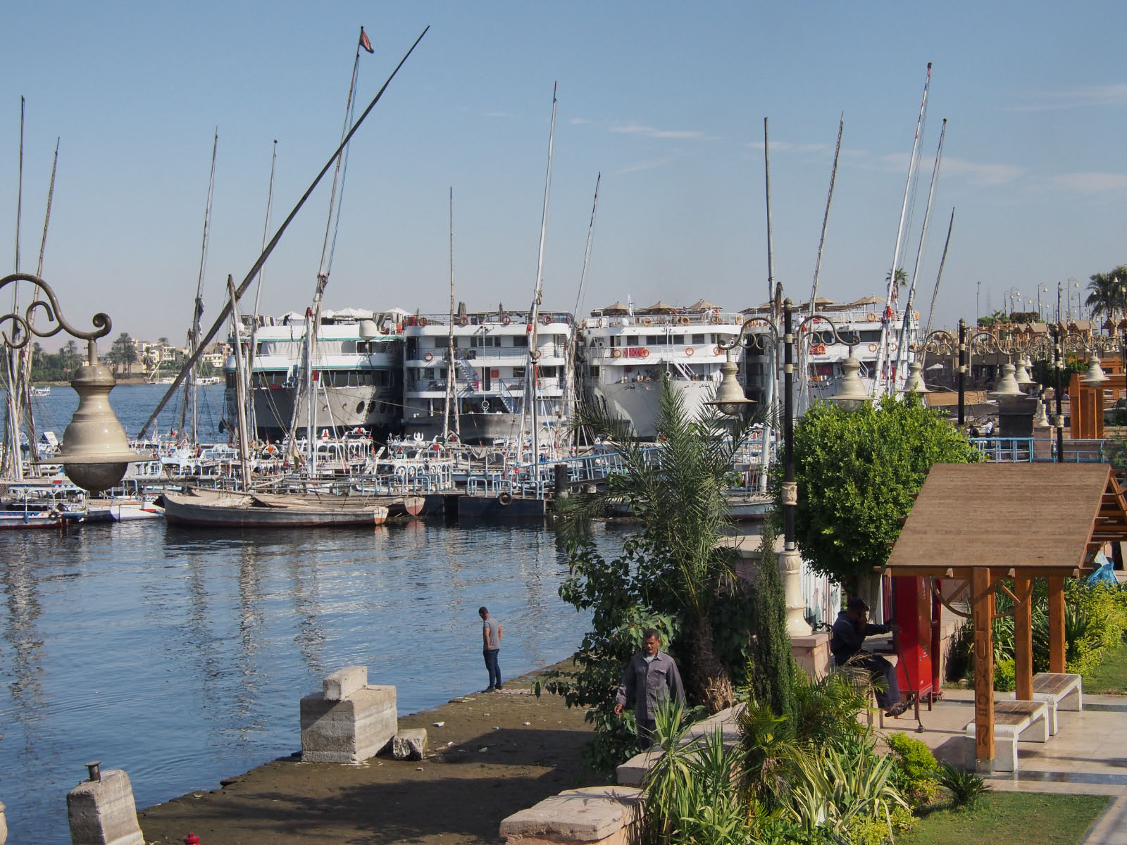 egypte: bateaux bords a bord sur le Nil