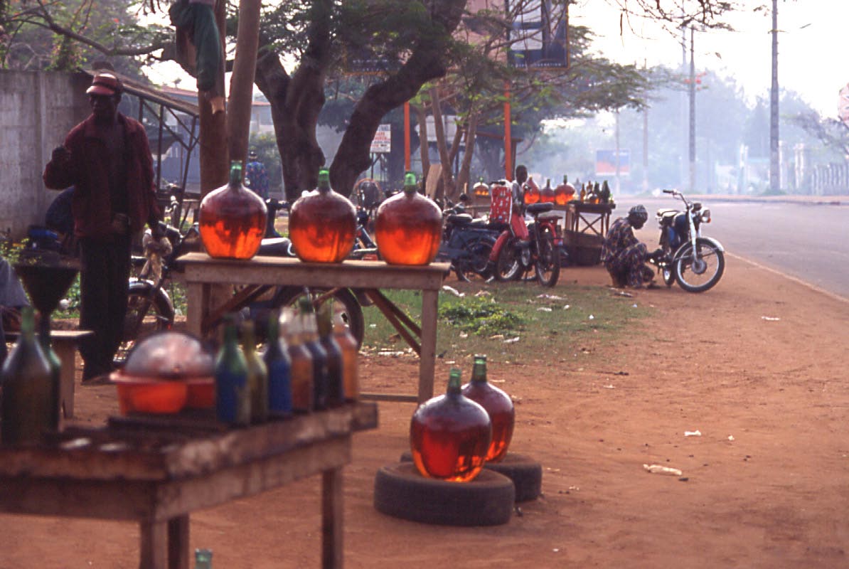 benin - trafic d'essence a la frontière nigériane