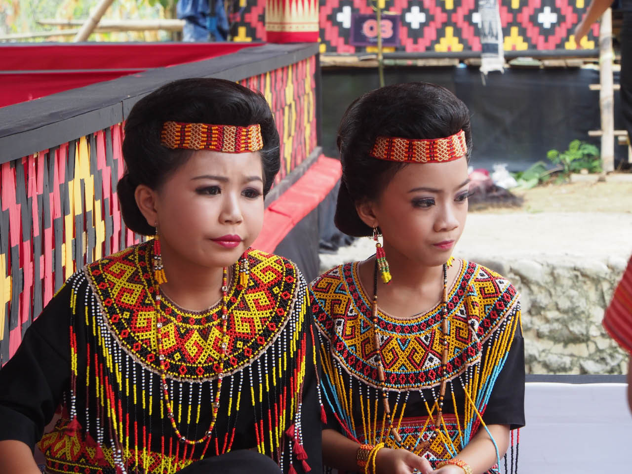 jeunes filles en tenue traditionnelle Toraja