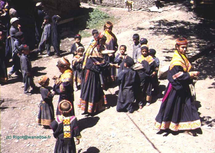 groupe de femmes Kalash 