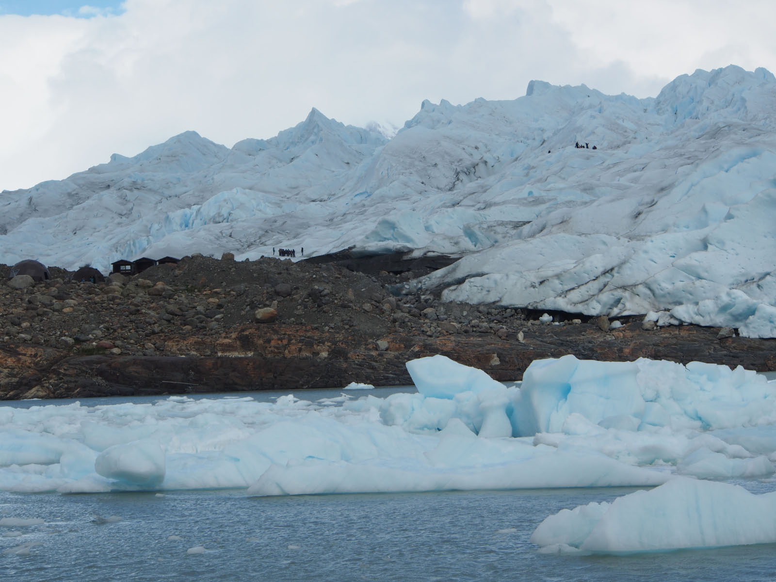 perito moreno - avec des personnes en rando sur le glacier