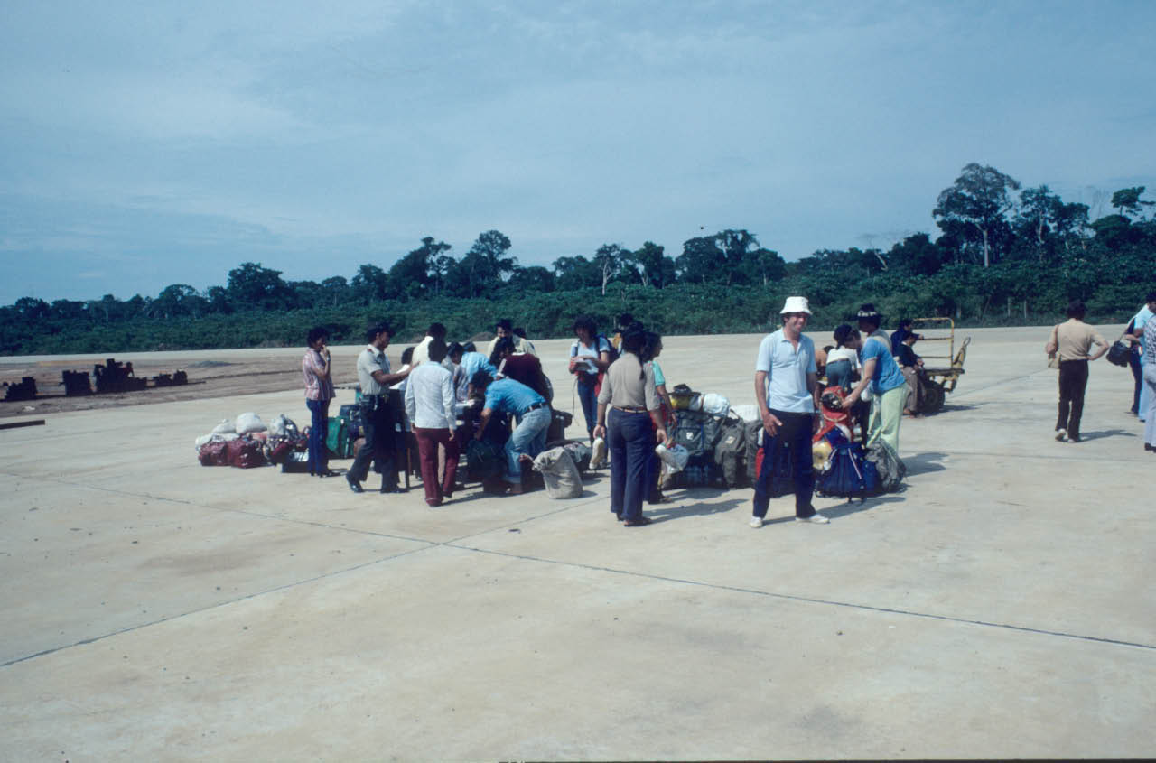Amazonie:salle embarquement de Puerto Maldonado en 1981