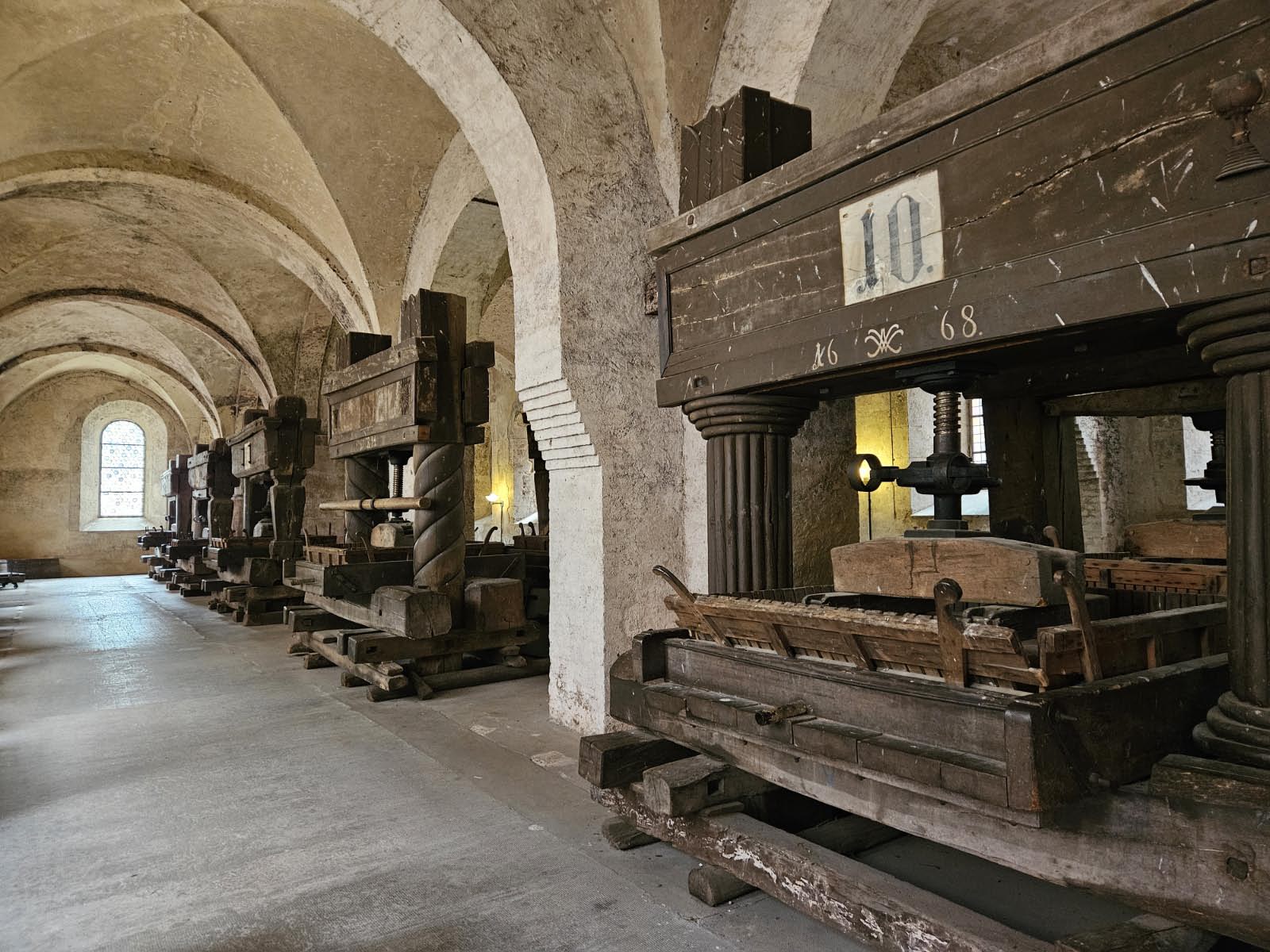 Abbaye d'Eberbach, possède une collection de pressoirs anciens Abbaye d'Eberbach, possède une collection de pressoirs anciens