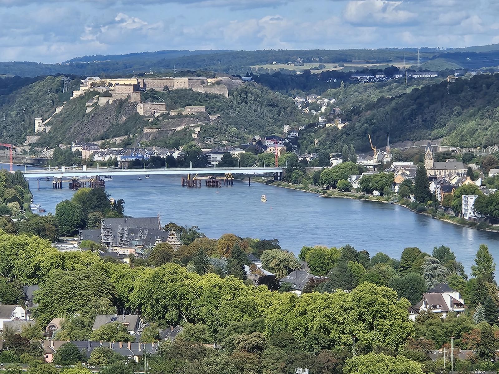Coblence: fort au confluent de la Moselle et du Rhin Coblence: fort au confluent de la Moselle et du Rhin