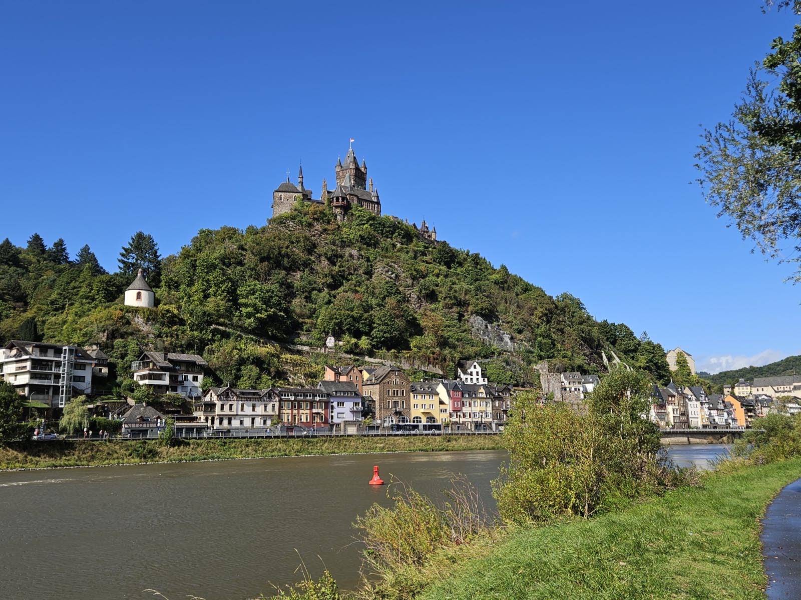 Village de Cochem dans la vallée de la Moselle Village de Cochem dans la vallée de la Moselle
