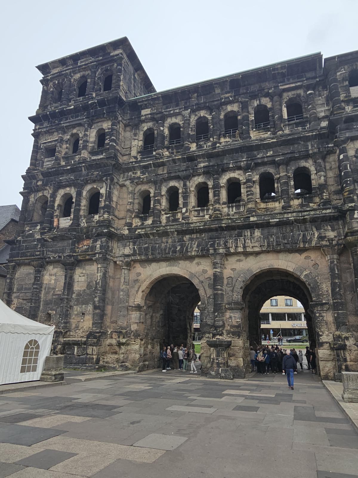 Trèves: Porta Négra de l'époque romaine Trèves: Porta Négra de l'époque romaine