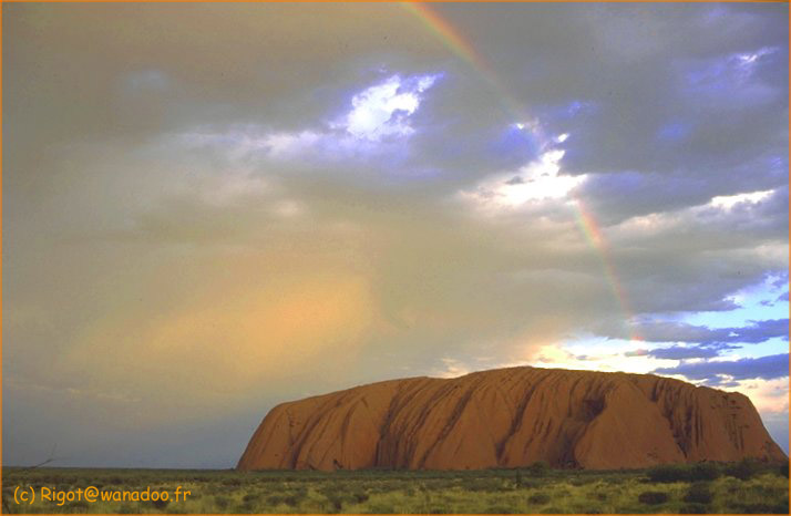 arc en ciel a Uluru