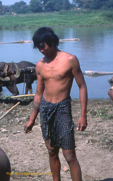 Birman en longjee (pagne)