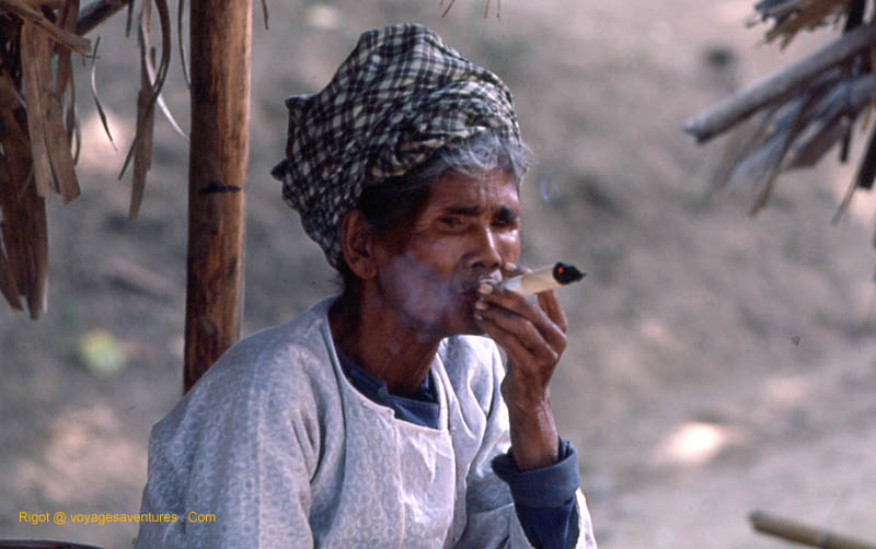 femme fumant le cigar (choroe)