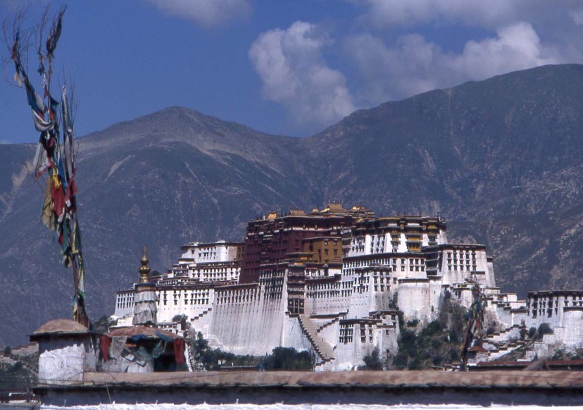 Ancienne cité du pouvoir tibétain, a la fois temple, monastère, habitation du Dalaï Lama, et siège des adminsitrations