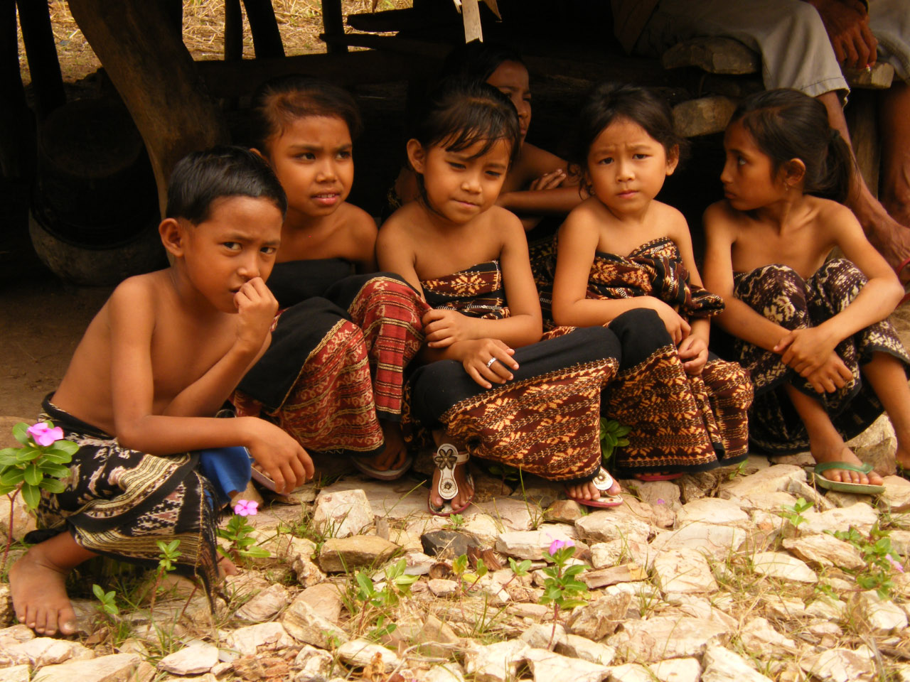 Jeunes en costumes traditionnel tissé en Ikat