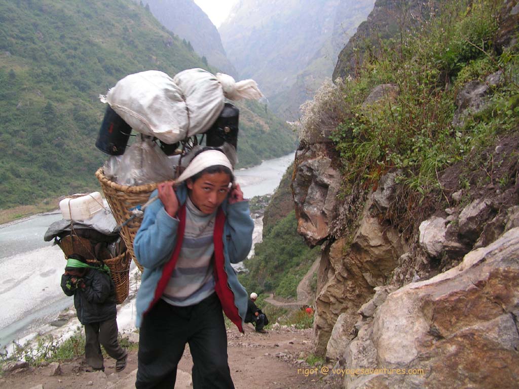 bidon de kérosène et fourneaux font partie de l’équipement de camping népalais