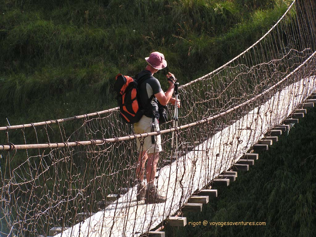 les pont suspendu du Népal sont célèbre pour leur traversée quelque fois vertigineuse.