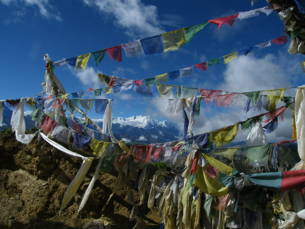 Massif des Annapurna à travers les drapeaux de prière