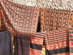 <strong>Lire la suite</strong><br>Ikat Ikat