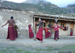 Des pratiquants du Bouddhisme tibétain